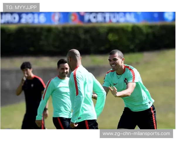 C罗与队友亲密互动，更衣室氛围融洽，c罗与球迷合影